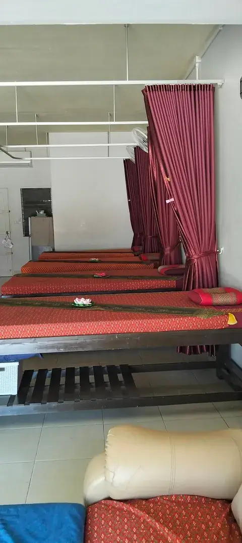 ห้องนวดและเตียงนวดของ Linly Massage